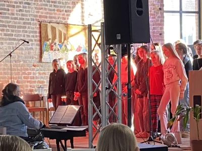 Vorschaubild: Chor auf der Bühne