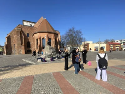Vorschaubild: Warten vor der Marienkirche