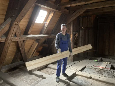 Dielen bereitstellen auf dem Dachboden  (Bild vergr&ouml;&szlig;ern)