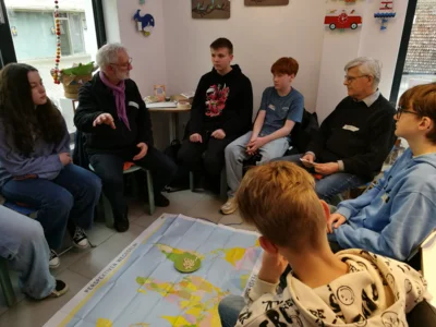 Klaus erkl&auml;rt den Konfirmandenden fairen Handel  (Bild vergr&ouml;&szlig;ern)
