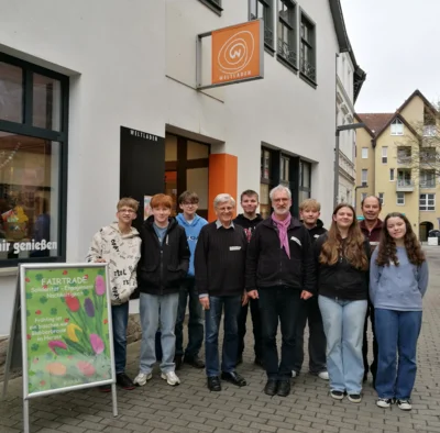 Foto vor dem Weltladen  (Bild vergr&ouml;&szlig;ern)