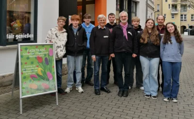 Noch ein Erinnerungsfoto vor dem Weltladen  (Bild vergr&ouml;&szlig;ern)