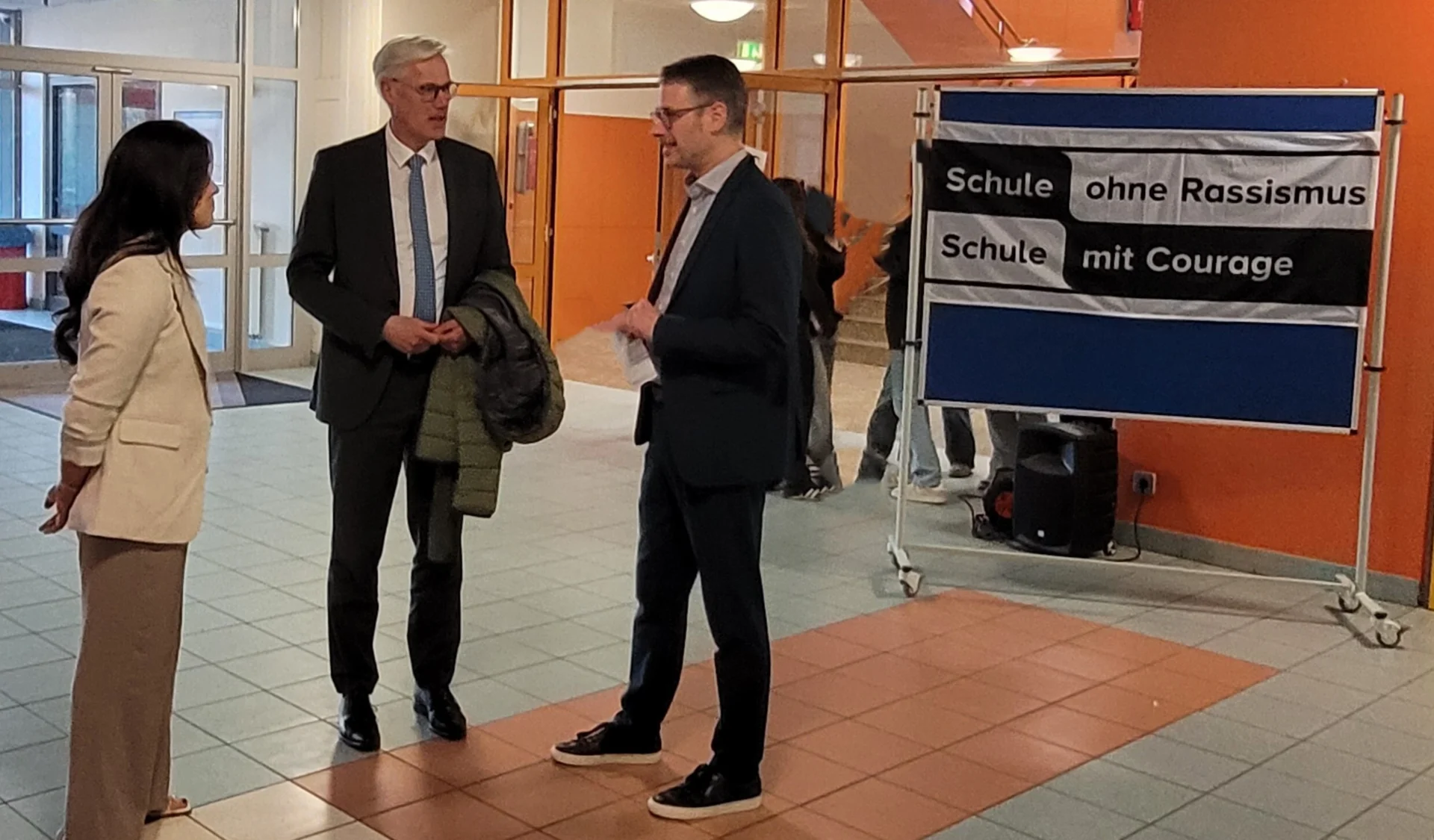 Bild: Bürgermeister Zug, Schulleiter Herr Stehn und Frau Solmaz (Beauftragte für Schule ohne-Rassismus Schule mit Courage)