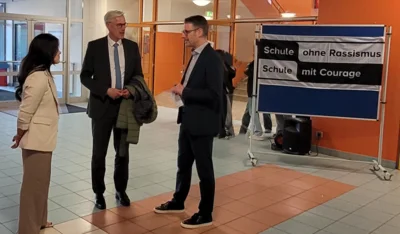 B&uuml;rgermeister Zug, Schulleiter Herr Stehn und Frau Solmaz (Beauftragte f&uuml;r Schule ohne-Rassismus Schule mit Courage)  (Bild vergr&ouml;&szlig;ern)