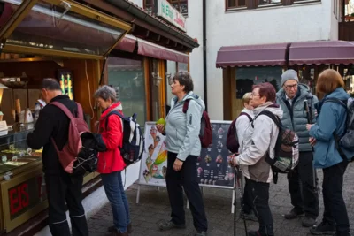 Anstellen zum Eis Holen  (Bild vergr&ouml;&szlig;ern)