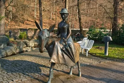 Bronzeskulptur &bdquo;Kurgastdame mit Esel&ldquo;  (Bild vergr&ouml;&szlig;ern)
