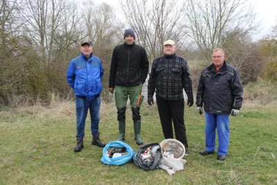 von l.n.r.: Vorsitzender Werner Schomburg; Karsten Kluge, Marius Funke und Thomas Lindau mit ihrer Ernte  (Bild vergr&ouml;&szlig;ern)
