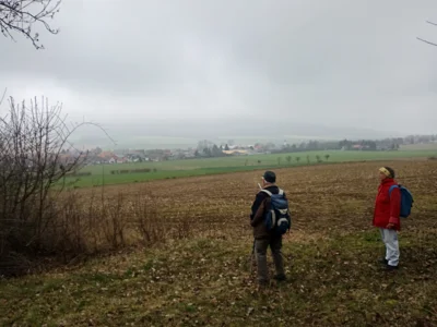 Heino (links) blickt auf seinen Geburtsort Marienau.  (Bild vergr&ouml;&szlig;ern)