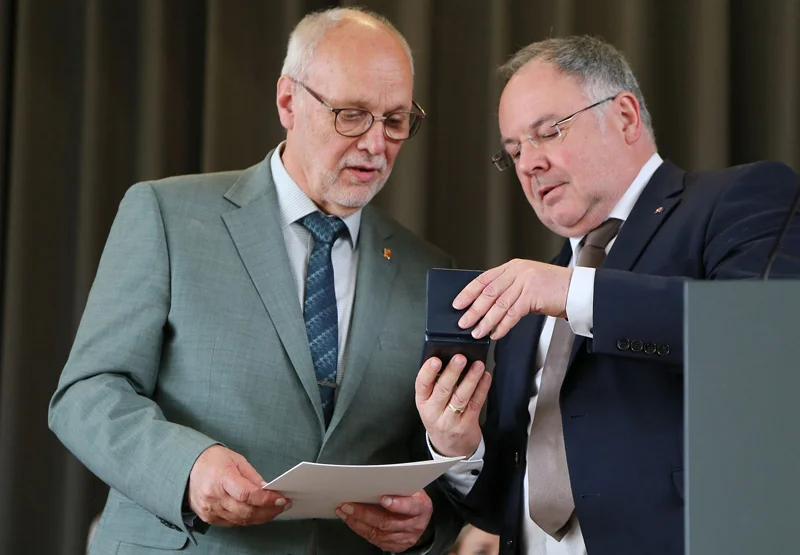Bild: Bürgermeister Mailänder übergibt die Ehrennadel des Landes Baden-Württemberg