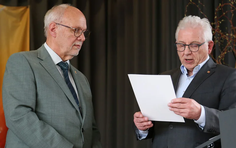 Bild: Vize-Präsident Gerald Kranich des Schwäbischen Chorverbandes überbrachte Rainer Grundler in Anerkennung seiner Verdienste um den Chorgesang die Goldene Ehrennadel