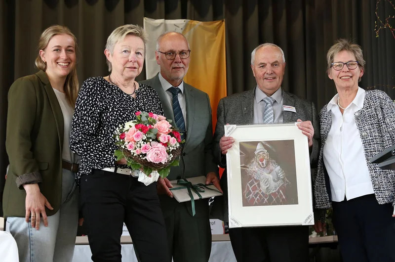 Bild: Ein großer Augenblick in der Geschichte des Eugen-Jaekle-Chorverbands: Vorsitzender Rainer Grundler (Bildmitte) wurde zum Ehrenvorsitzenden ernannt. Darüber freute sich auch Grundlers Ehefrau Heidi (Zweite von links). Die Ehrungen nahmen die neugewählten Verbandsvorsitzenden Johanna Wilhelmstätter (links), Manuela Ruf (rechts) und Günter Hopfensitz (Zweiter von rechts) vor.