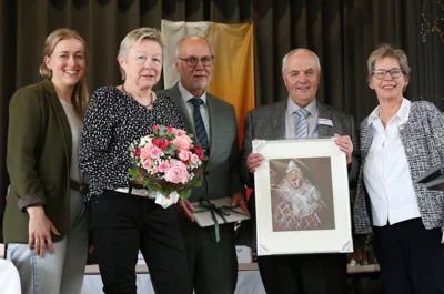 Ein gro&szlig;er Augenblick in der Geschichte des Eugen-Jaekle-Chorverbands: Vorsitzender Rainer Grundler (Bildmitte) wurde zum Ehrenvorsitzenden ernannt. Dar&uuml;ber freute sich auch Grundlers Ehefrau Heidi (Zweite von links). Die Ehrungen nahmen die neugew&auml;hlten Verbandsvorsitzenden Johanna Wilhelmst&auml;tter (links), Manuela Ruf (rechts) und G&uuml;nter Hopfensitz (Zweiter von rechts) vor.  (Bild vergr&ouml;&szlig;ern)