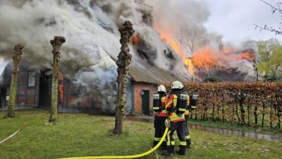 Foto des Albums: Einsatz: FEU 4 Y - Großfeuer vernichtet Reetdachanwesen in Seester