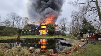 Foto des Albums: Einsatz: FEU 4 Y - Großfeuer vernichtet Reetdachanwesen in Seester