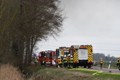 Foto des Albums: Einsatz: FEU 4 Y - Großfeuer vernichtet Reetdachanwesen in Seester
