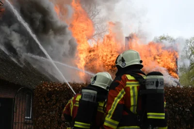 Foto des Albums: Einsatz: FEU 4 Y - Großfeuer vernichtet Reetdachanwesen in Seester