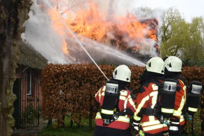 Foto des Albums: Einsatz: FEU 4 Y - Großfeuer vernichtet Reetdachanwesen in Seester
