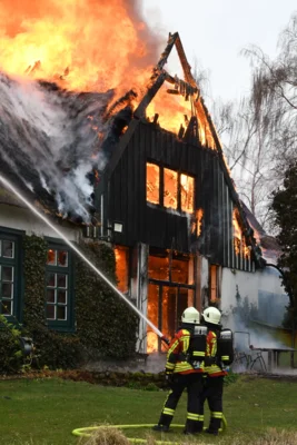 Foto des Albums: Einsatz: FEU 4 Y - Großfeuer vernichtet Reetdachanwesen in Seester