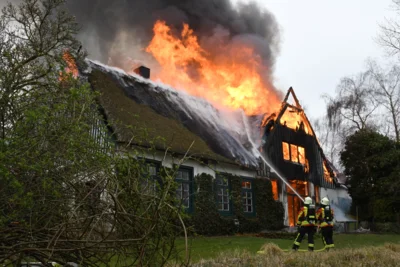 Foto des Albums: Einsatz: FEU 4 Y - Großfeuer vernichtet Reetdachanwesen in Seester