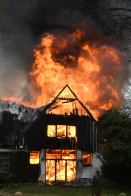 Foto des Albums: Einsatz: FEU 4 Y - Großfeuer vernichtet Reetdachanwesen in Seester