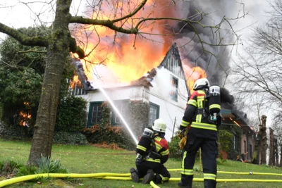 Foto des Albums: Einsatz: FEU 4 Y - Großfeuer vernichtet Reetdachanwesen in Seester