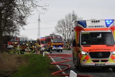 Foto des Albums: Einsatz: FEU 4 Y - Großfeuer vernichtet Reetdachanwesen in Seester