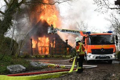 Foto des Albums: Einsatz: FEU 4 Y - Großfeuer vernichtet Reetdachanwesen in Seester