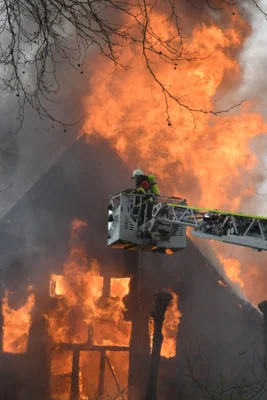 Foto des Albums: Einsatz: FEU 4 Y - Großfeuer vernichtet Reetdachanwesen in Seester
