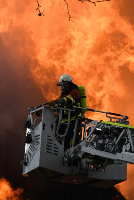 Foto des Albums: Einsatz: FEU 4 Y - Großfeuer vernichtet Reetdachanwesen in Seester