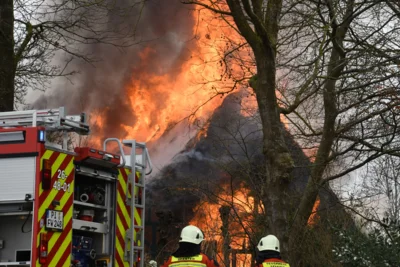Foto des Albums: Einsatz: FEU 4 Y - Großfeuer vernichtet Reetdachanwesen in Seester