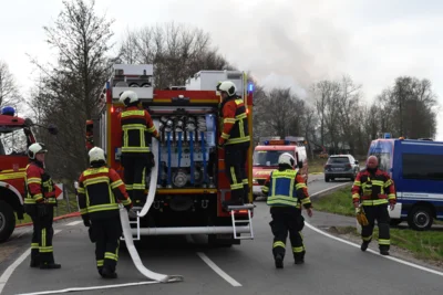 Foto des Albums: Einsatz: FEU 4 Y - Großfeuer vernichtet Reetdachanwesen in Seester