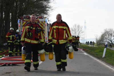 Foto des Albums: Einsatz: FEU 4 Y - Großfeuer vernichtet Reetdachanwesen in Seester