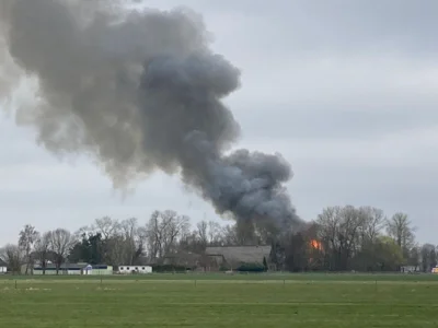 Foto des Albums: Einsatz: FEU 4 Y - Großfeuer vernichtet Reetdachanwesen in Seester