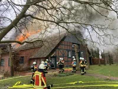 Foto des Albums: Einsatz: FEU 4 Y - Großfeuer vernichtet Reetdachanwesen in Seester