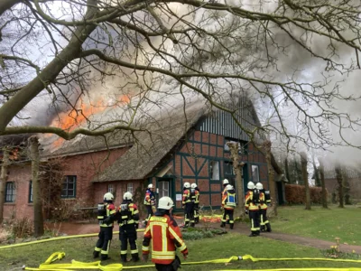 Foto des Albums: Einsatz: FEU 4 Y - Großfeuer vernichtet Reetdachanwesen in Seester