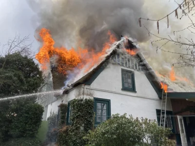 Foto des Albums: Einsatz: FEU 4 Y - Großfeuer vernichtet Reetdachanwesen in Seester