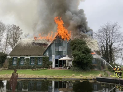 Foto des Albums: Einsatz: FEU 4 Y - Großfeuer vernichtet Reetdachanwesen in Seester