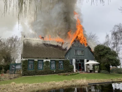 Foto des Albums: Einsatz: FEU 4 Y - Großfeuer vernichtet Reetdachanwesen in Seester