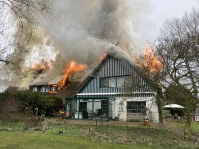 Foto des Albums: Einsatz: FEU 4 Y - Großfeuer vernichtet Reetdachanwesen in Seester