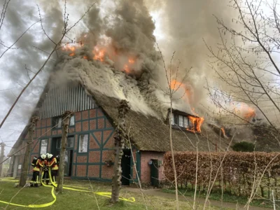 Foto des Albums: Einsatz: FEU 4 Y - Großfeuer vernichtet Reetdachanwesen in Seester