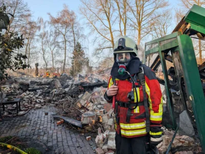 Foto des Albums: Einsatz: FEU 4 Y - Großfeuer vernichtet Reetdachanwesen in Seester