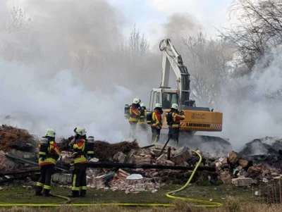 Foto des Albums: Einsatz: FEU 4 Y - Großfeuer vernichtet Reetdachanwesen in Seester