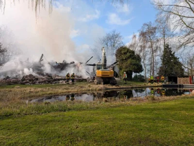 Foto des Albums: Einsatz: FEU 4 Y - Großfeuer vernichtet Reetdachanwesen in Seester