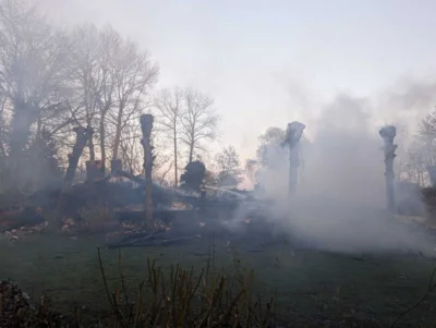 Foto des Albums: Einsatz: FEU 4 Y - Großfeuer vernichtet Reetdachanwesen in Seester