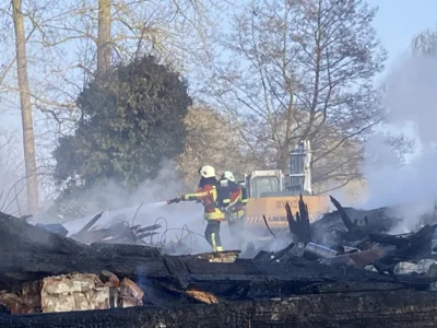 Foto des Albums: Einsatz: FEU 4 Y - Großfeuer vernichtet Reetdachanwesen in Seester