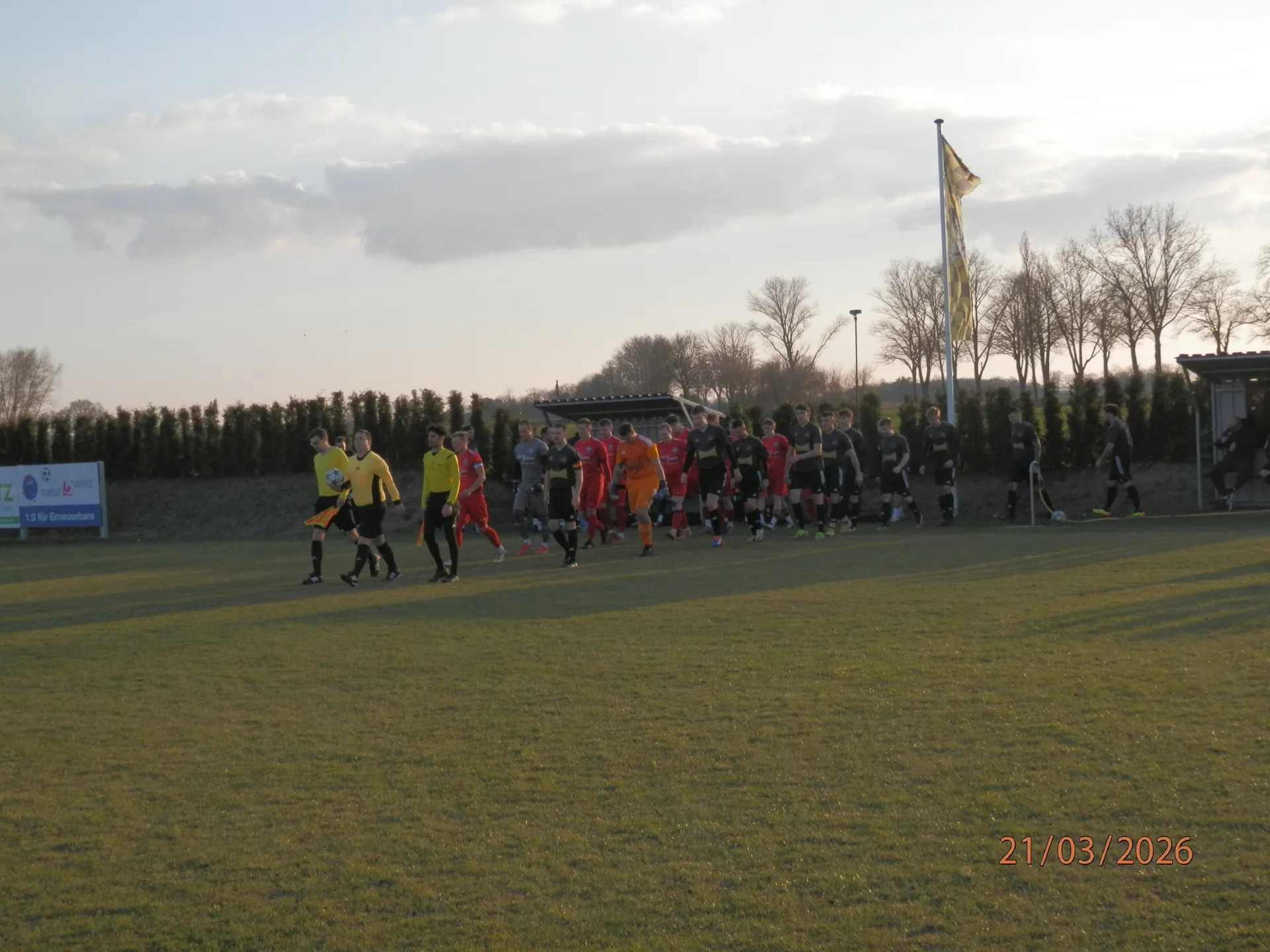 Bild: FC Seenland Warin (rot) beim Flutlichtsamstagabendspiel in Pentz.