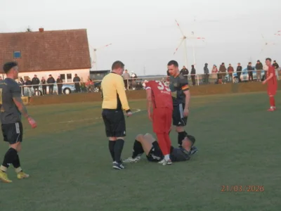 Eine intensiv gef&uuml;hrte Partie mit vielen Unterbrechungen. Hier die beiden Mannschaftskapit&auml;ne Dennis Martens (Nr.35, Mitte) und Max Lewandowski im ,,Gespr&auml;ch" mit dem Schiri. 