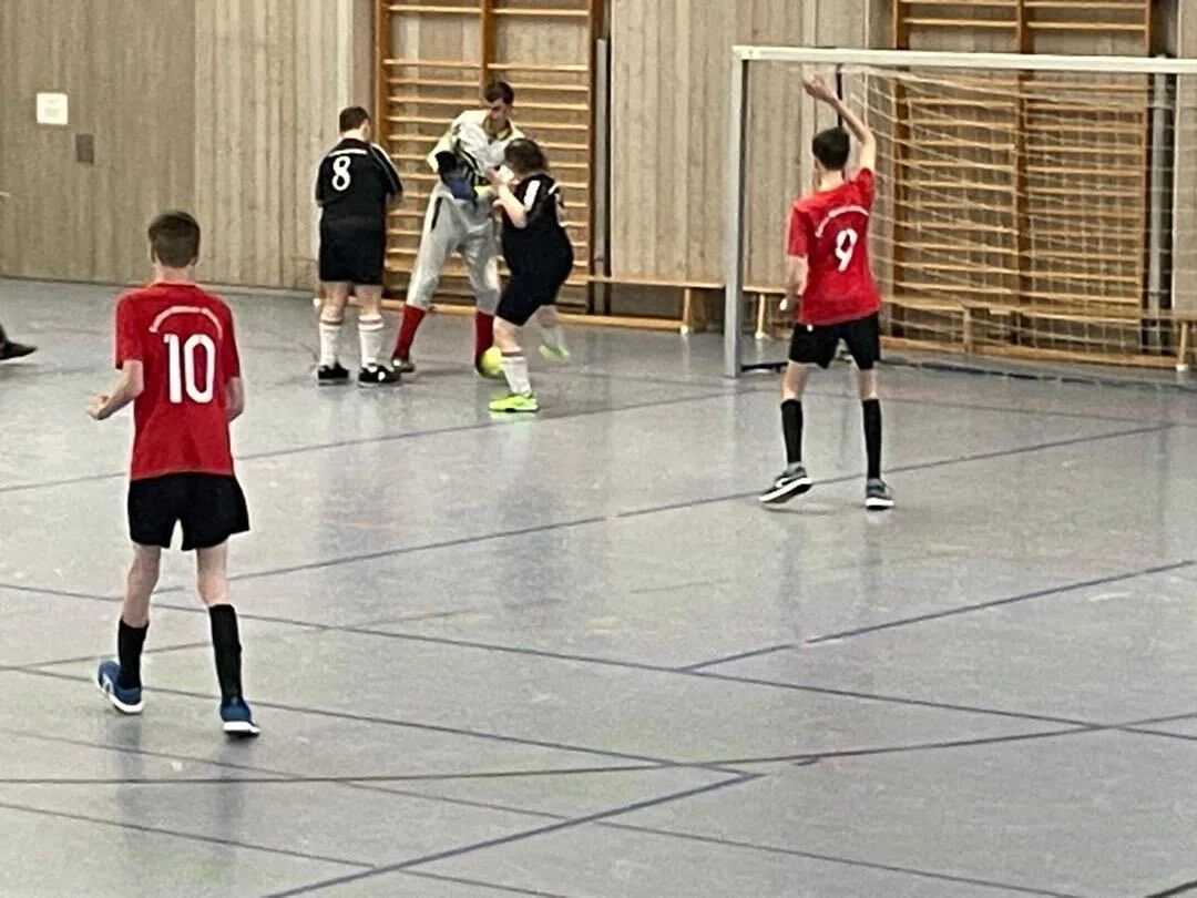 Bild: Spielszene: Kampf um den Ball, zwei Spieler der EWS stehen einschussbereit vor dem Tor