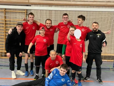 Mannschaftsfoto der Spieler:innen vor einem Fu&szlig;balltor  (Bild vergr&ouml;&szlig;ern)