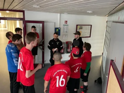 Teambesprechung der Mannschaft  (Bild vergr&ouml;&szlig;ern)